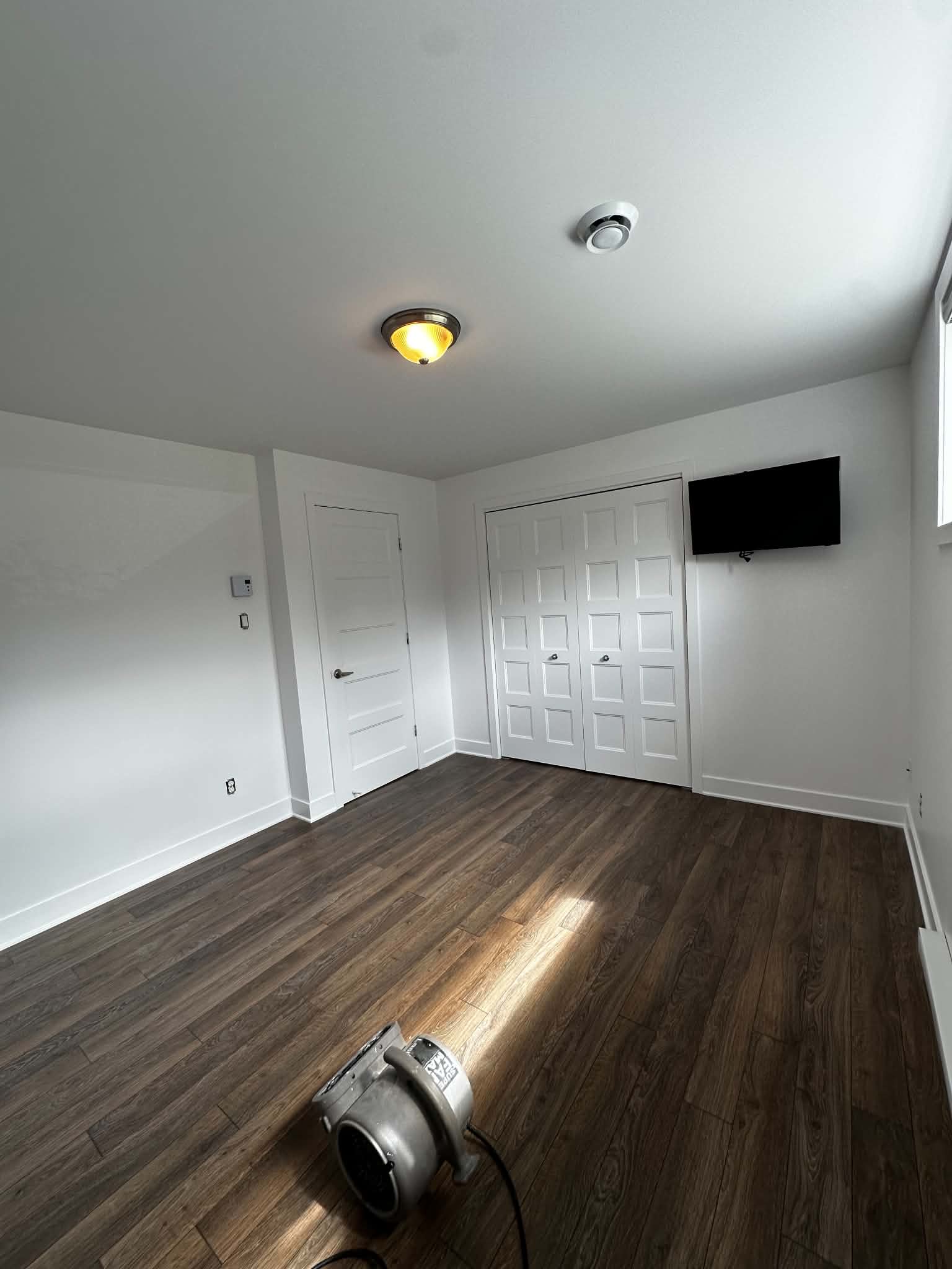 Chambre blanche sur plancher de bois
