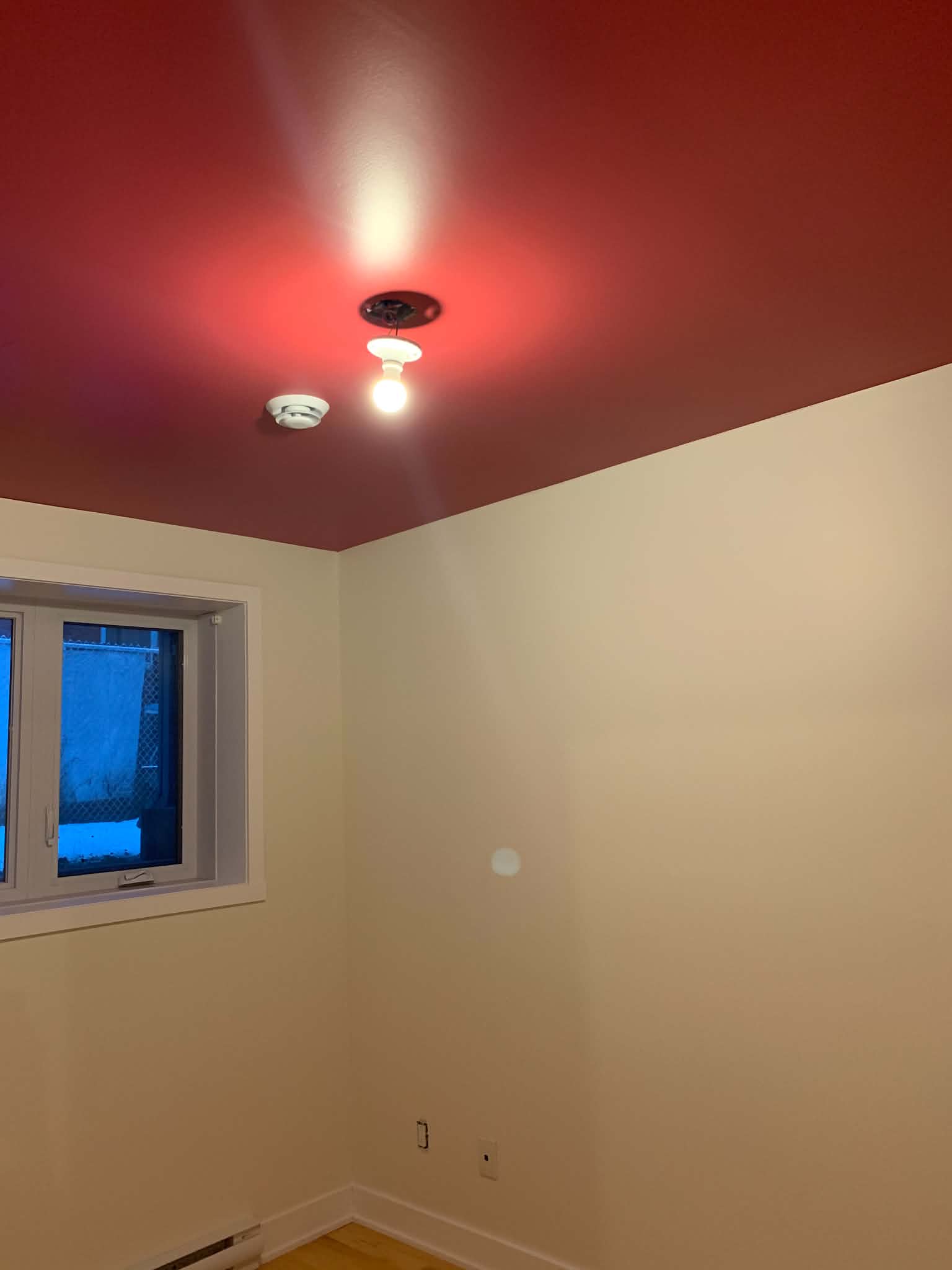 Plafond rouge, murs blancs