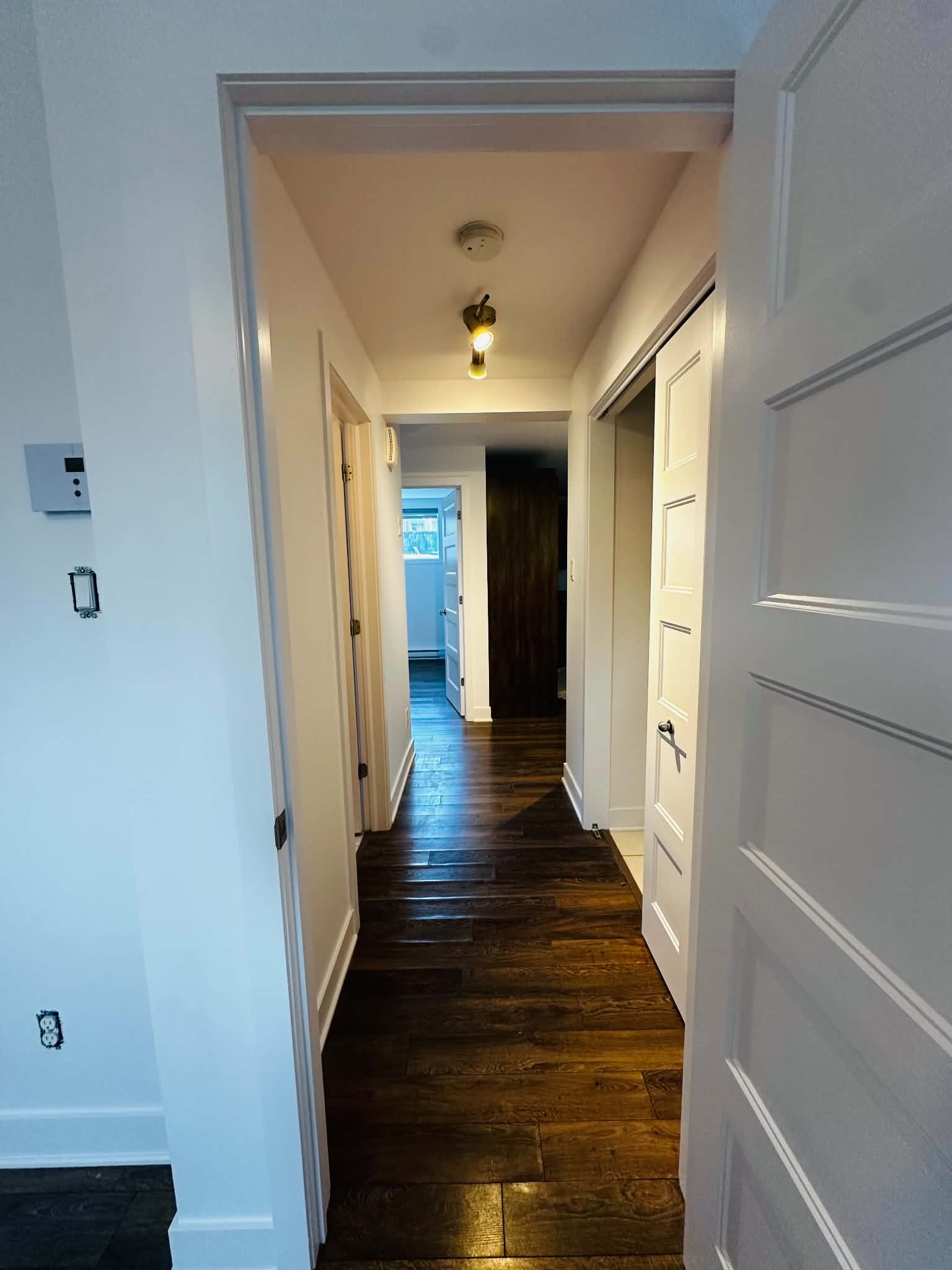 Couloir blanc sur plancher de bois