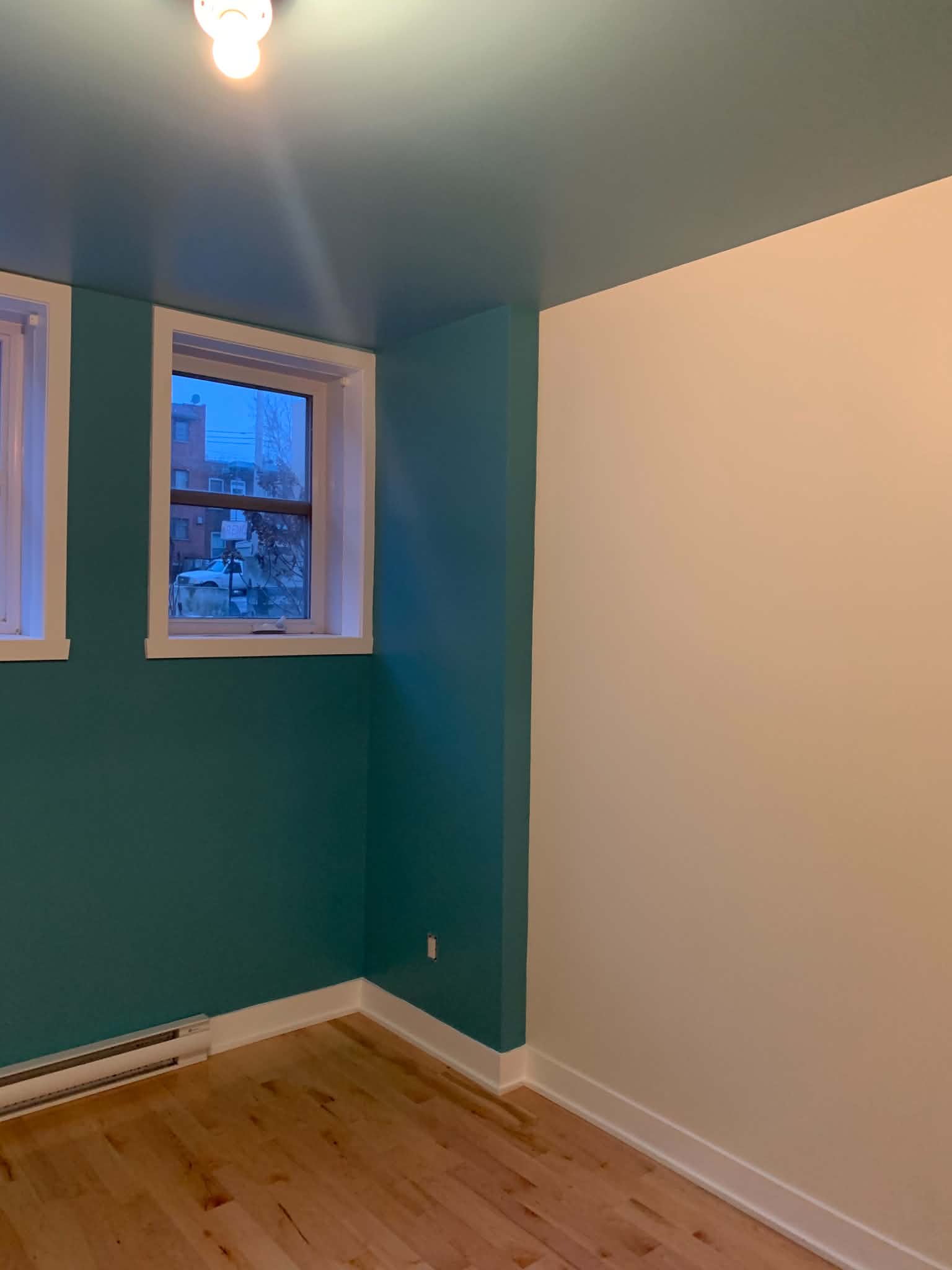 Accent mural bleu-vert et crème