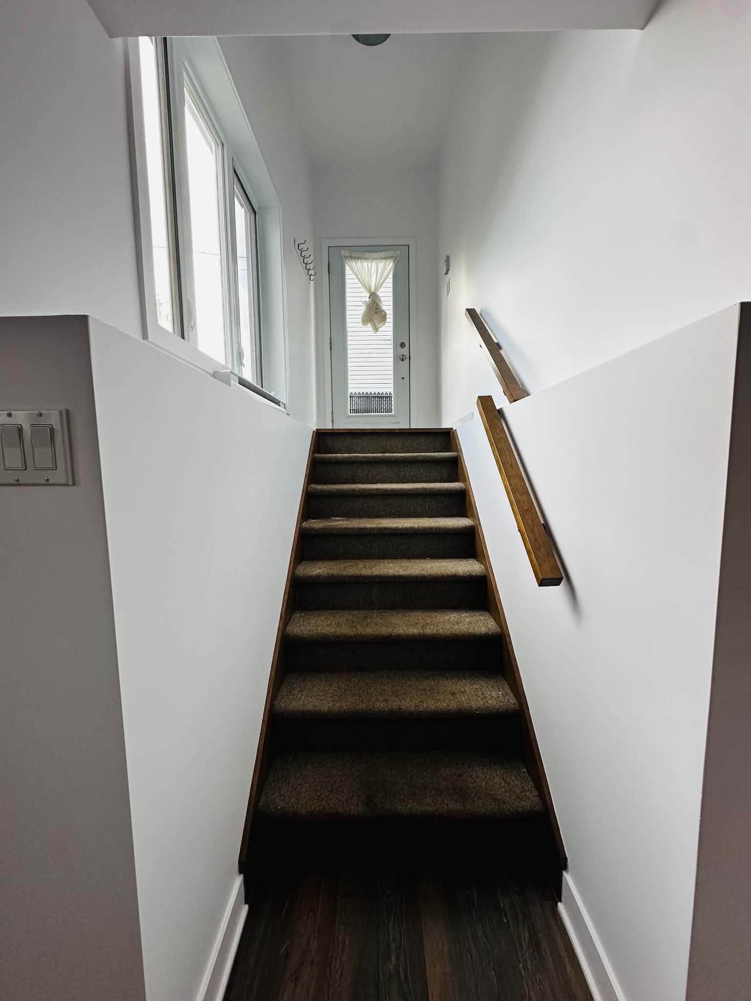 Escalier aux murs fraîchement peints